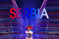Теја Дора прошетала са српском заставом