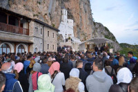 Divan prizor: Hiljade vjernika u Manastiru Ostrog na liturgiji i poklonjenju Svetom Vasiliju (VIDEO)