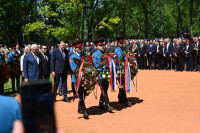 Полагањем вијенаца Гробном пољу Тополе одата пошта жртвама геноцида (ФОТО)