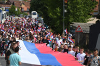 Srbi u Leposaviću razvili srpsku zastavu, proslavljaju Svetog Vasilija (FOTO)