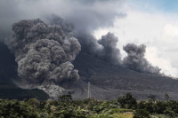 Еруптирао вулкан Ибу у Индонезији