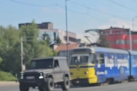 Невјероватан призор у БиХ: Мерцедесом шлепао трамвај! (VIDEO)