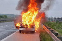 Аутомобил изгорио на ауто-путу код Прњавора