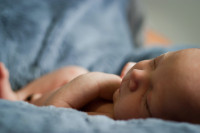Тек рођени дјечачић пронађен умотан у деку: Младићи чули плач бебе у контејнеру