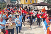 Maturanti uz pjesmu i trubače proslavili kraj školovanja