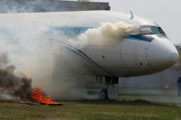 Panika na aerodromu: Gori avion, putnici hodaju po krilu (VIDEO)