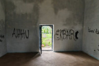 "Не желимо цркве, желимо џамије": Скандалозни графити осванули на цркви Свете Тројице код Пећи