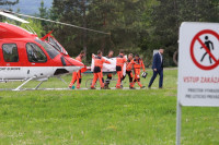 Прве фотографије премијера Словачке након атентата: Фица на носилима уносе у болницу