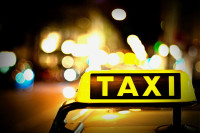 Lažni taksista pokušao da opljačka strance