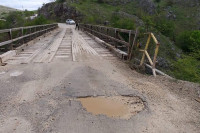 Мост на ријеци Татинац и даље опасан за саобраћај