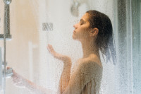 Туширање хладном водом помаже у губитку килограма