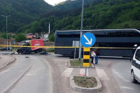 Тешка несрећа код Зенице: Возач камиона погинуо у судару са аутобусом
