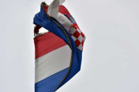 Mjesec dana zatvora za paljenje hrvatske zastave