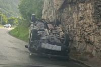 Аутомобил завршио на крову у кањону Тијесно
