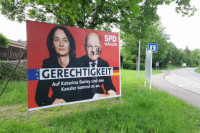Порука њемачком канцелару на билборду - слика говори више од ријечи
