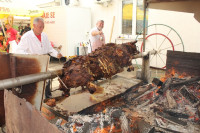 "Glas" na srbačkom "Bik festu": Rekordan broj posjetilaca, podijeljeno 1.500 porcija mesa
