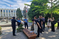 Донијели мртвачки сандук пред Народну скупштину