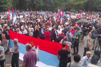Protest ispred Vlade Crne Gore zbog rezolucije o Srebrenici: Skandira se "izdaja, izdaja"