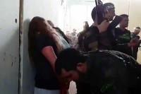 Објављен снимак Хамасоваца како малтретирају израелске жене војнике: “Ово су ционисти, тако су лијепе”