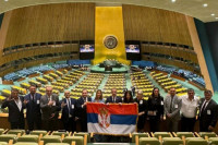 Obezbjeđenje UN pokušalo da otme zastavu Srbije srpskim žrtvama iz BiH