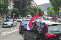 Kolone vozila sa srpskim trbojkama u Kosovskoj Mitrovici u znak podrške Vučiću