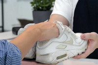 Одличан трик за чишћење ципела уз помоћ састојка којег већ имате