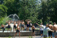Maturanti skokom u fontanu označili kraj školovanja