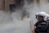 Haos u Tirani: Demonstranti bacali Molotovljeve koktele, jaja i farbu na gradsku Skupštinu (VIDEO)