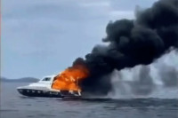 Crni dim iznad Kornata: U samo deset minuta izgorio brod u Hrvatskoj (VIDEO)