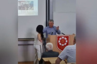 Incident na promociji diplomaca: Zbog profesora reagovala policija (VIDEO)