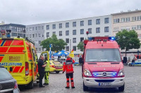 UPOZORENjE: Brutalan napad nožem na učesnike anti-islamskih demonstracija (VIDEO)