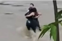 Potresne scene: Troje mladih se grli kako bi se spasili, potom nestaju u bujici (VIDEO)