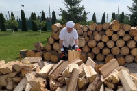 Testirao novu sjekiru: Pogledajte kako Lukašenko cijepa drva (VIDEO)