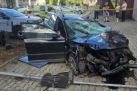 Autom preletio raskrsnicu i završio ispred Gradske uprave u Laktašima (FOTO/VIDEO)