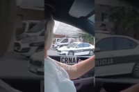 Uhapšen momak iz Gradačca jer je skakao po policijskom automobilu (VIDEO)