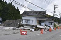 Земљотрес у Јапану рушио куће, порастао ниво мора
