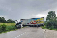Шлепер блокирао магистралу код Прњавора (ФОТО)