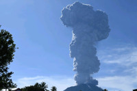 Поново еруптирао вулкан Ибу, стуб пепела висок пет километара