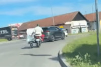 Вози мотоцикл док у једној руци држи тачке (VIDEO)