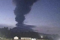 Вулкан Ибу у Индонезији еруптирао два пута избацујући усијану лаву
