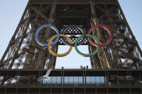 Олимпијски кругови постављени на Ајфелов торањ пред почетак Олимпијских игара