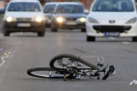 Тешка саобраћајна несрећа: Погинуо бициклиста
