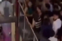 Užas u noćnom klubu: Ljudi padali sa balkona, ima poginulih! (VIDEO)