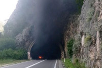 Тешка несрећа код Мостара: Камион се запалио након судара, једна особа погинула
