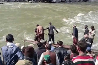 Kombi sletio sa puta u rijeku u Pakistanu, među poginulima devetoro djece