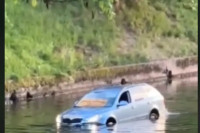 Gurnuo automobil u Miljacku i otišao (VIDEO)