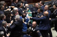 Tuča u italijanskom parlamentu, jednog poslanika izveli u kolicima (VIDEO)