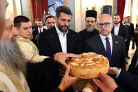 Patrijarh Porfirije i Šapić obavili obred lomljenja slavskog kolača