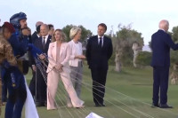 Mreže ponovo gore zbog Bajdena: Novi hit snimak, odlutao na samitu G7 (VIDEO)