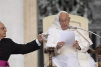 Папа у Ватикану угостио комичаре прије одласка на састанак Г7
